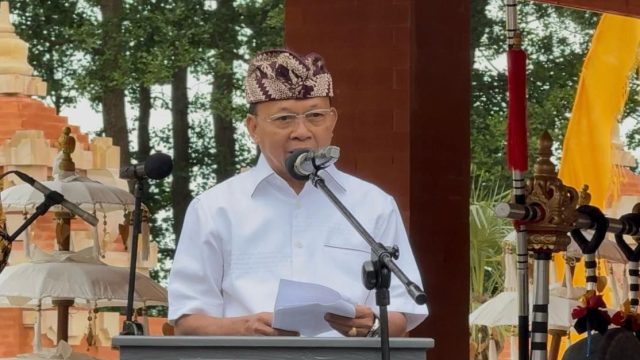 Gubernur Bali Wayan Koster bersama Konsul Kehormatan RI untuk Polandia Miroslaw Wawrowski, sejumlah menteri dari Indonesia dan Polandia, serta tamu kehormatan lainnya secara simbolis memotong pita saat peresmian Taman Budaya Bali Indah di Dolina Charlotty, Polandia, Senin (16/6/2025). Peresmian ini menandai babak baru kerja sama budaya antara Bali dan Polandia. Foto: dok/tim