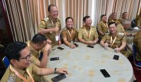 Para kepala daerah dari Bali tampak akrab dan ceria saat mengikuti Retret Kepemimpinan Kepala Daerah Gelombang II di Institut Pemerintahan Dalam Negeri (IPDN), Jatinangor, Jawa Barat, Selasa (24/6/2025). Kegiatan ini menjadi ajang penguatan visi strategis dan sinergi kebijakan antara pusat dan daerah. Foto: dok/tim
