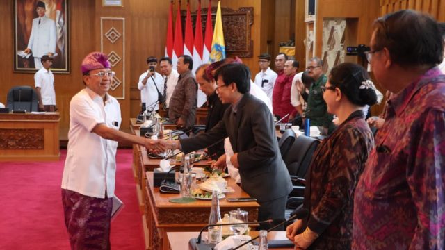 Gubernur Bali saat rapat kordinasi bersama para pimpinan perguruan tinggi negeri dan swasta se-Bali di Gedung Kertha Saba, Jaya Sabha, Senin (2/5/25). Foto: tim/diksimerdeka.com