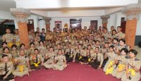 Gubernur Bali Wayan Koster, Wakil Gubernur Nyoman Giri Prasta, bersama para kepala dan wakil kepala daerah asal Bali berfoto bersama Praja IPDN asal Bali usai simakrama dan persembahyangan Hari Tilem di IPDN Jatinangor, Selasa (25/6/2025). Dalam kesempatan ini, juga diserahkan dana gotong royong sebesar Rp50 juta untuk mendukung kegiatan suka duka di Pura IPDN.