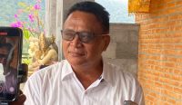 Pegiat antikorupsi asal Bali, Gede Angas alias Anggas, memberikan keterangan kepada awak media terkait laporan dugaan rangkap jabatan anggota DPR RI GSL, di sela-sela kegiatan di Buleleng, Bali, Selasa (18/6/2025). Anggas menegaskan kasus GSL tak bisa disamakan dengan kasus Ahok di BUMN.