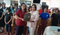 Ketua Tim Pengabdian Masyarakat Fakultas Farmasi Universitas Mahasaraswati Denpasar, apt. Dwi Arymbhi Sanjaya, S.Farm., M.Farm-Klin. (kiri), menyerahkan secara simbolis media edukasi berbentuk audiobook kepada perwakilan Yayasan Pendidikan Dria Raba, Denpasar, dalam kegiatan edukasi kesehatan bagi penyandang disabilitas netra, Sabtu (28/6/2025). Kegiatan ini merupakan bagian dari pengabdian masyarakat bertema “Peningkatan Kesehatan melalui Edukasi Penggunaan Vitamin C.”