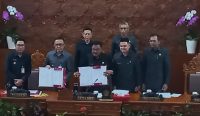 Wali Kota Denpasar I Gusti Ngurah Jaya Negara bersama pimpinan DPRD Kota Denpasar menunjukkan dokumen saat rapat paripurna ke-15 masa persidangan II tahun 2025 di Gedung DPRD Kota Denpasar, Senin (16/6/2025). Rapat membahas sejumlah usulan strategis, termasuk penataan kawasan Catur Muka dan revitalisasi Lapangan Puputan Badung. Foto: Komang Ari