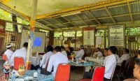 Para peserta dari Balai Pemasyarakatan Kelas II Karangasem dan sejumlah instansi terkait mengikuti pembukaan Gerakan Nasional Aksi Sosial Pemasyarakatan secara daring melalui Zoom bersama Menteri Hukum dan HAM RI, di Prasaman Gurukula, Bangli, Selasa (25/6/2025). Kegiatan ini merupakan bagian dari program “Klien Balai Pemasyarakatan Peduli”.