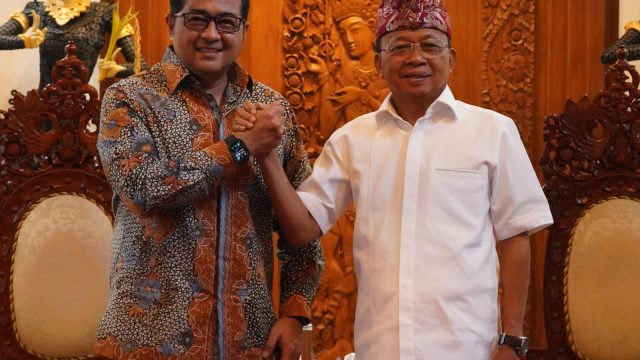 Menteri Ekonomi Kreatif Teuku Riefky Harsya (kiri) dan Gubernur Bali Wayan Koster (kanan). Foto: dok/Pemprov Bali