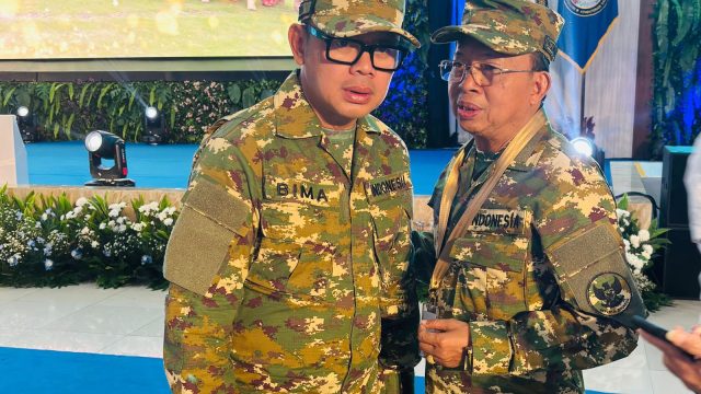 Wakil Menteri Dalam Negeri Bima Arya dan Gubernur Bali Wayan Koster berdiskusi usai sesi kegiatan Retret Kepemimpinan Kepala Daerah di Institut Pemerintahan Dalam Negeri (IPDN), Jatinangor, Jawa Barat, Senin (23/6/2025). Keduanya mengenakan seragam loreng khas peserta retret dengan pendekatan pelatihan semi-militer. Foto: dok/diksimerdeka.com