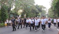 Jalan sehat bertajuk 'Polri Bersama TNI dan Masyarakat” dalam rangka peringatan Hari Bhayangkara ke-79 yang digelar di Lapangan Puputan Margarana, Renon, Denpasar, Sabtu (28/6/2025). Foto: dok/Pemprov Bali