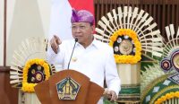 Gubernur Bali Wayan Koster saat melantik pejabat administrator (eselon III) dan pejabat pengawas (eselon IV) di lingkungan Pemerintah Provinsi Bali, Senin (2/6/2025). Foto: dok/Pemprov Bali