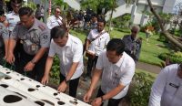 Deputi Kemenko Kumham ikut menebar benih ikan lele dan menanam bibit tanaman hidroponik, Senin (30/6/2025). Foto: dok/Lapas Kerobokan