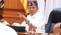 Gubernur Bali Wayan Koster saat membahas Konsep Percepatan Pelaksanaan Layanan Kesehatan Bali, di Gedung Kerthasabha, Jayasabha, Denpasar, Kamis (12/6/2025). Foto: dok/Pemprov Bali