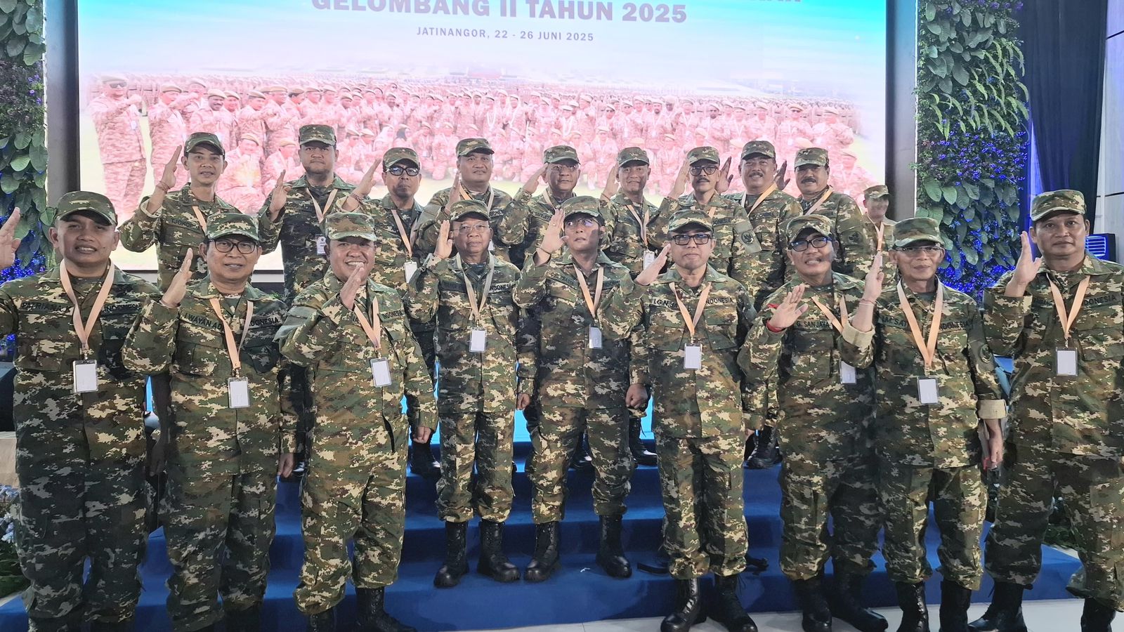 Gubernur Bali periode 2018–2023, Wayan Koster (kanan), berbincang dengan Gubernur Jawa Barat, Ridwan Kamil (kiri), usai mengikuti sesi Retret Kepemimpinan di Institut Pemerintahan Dalam Negeri (IPDN), Jatinangor, Jawa Barat. Keduanya mengenakan seragam loreng khas kegiatan pelatihan kepemimpinan yang diikuti oleh para kepala daerah dari seluruh Indonesia. Foro: Sumber: dok/diksimerdeka.