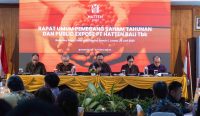 Jajaran direksi PT Hatten Bali Tbk saat memimpin Rapat Umum Pemegang Saham Tahunan (RUPST) dan Public Expose tahun buku 2024 yang digelar di Batukaru Room, Hotel Inna Sindhu Beach, Sanur, Bali, Jumat (20/6/2025). Rapat membahas capaian kinerja keuangan perusahaan dan pembagian dividen kepada pemegang saham.