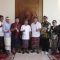 Gubernur Koster saat menerima jajaran Pertamina Patra Niaga Jatimbalinus di Jayasabha Denpasar pada Minggu (29/6/2025). Foto: dok/Pemprov Bali