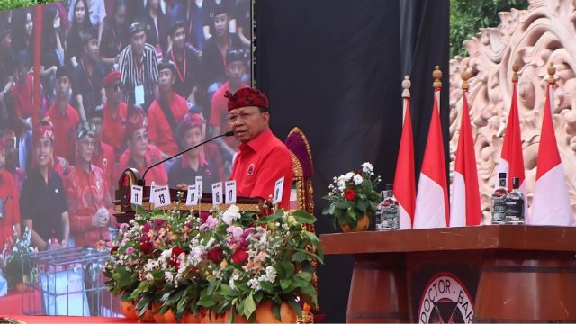 Foto: Gubernur Bali, Wayan Koster, saat membuka Final Lomba Mixology Arak Bali di Buleleng