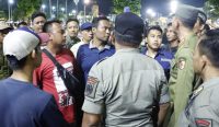 Satpol PP Jember Tertibkan PKL di Alun-alun