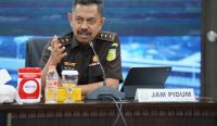 Jaksa Agung Muda Tindak Pidana Umum (JAM-Pidum) Prof. Dr. Asep Nana Mulyana memimpin ekspose virtual penyelesaian perkara melalui mekanisme keadilan restoratif di Gedung Kejaksaan Agung, Jakarta, Senin (23/6/2025). Foto: dok/Kejagung