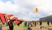 Peserta Abiantimbul Kite Festival sedang mengudarakan layang-layang di Subak Ulun Suwi, Desa Pemecutan Kelod, Kecamatan Denpasar Barat, pada Minggu (8/6/2025). Foto: dok/Pemkot Denpasar