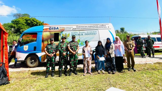 Dispendukcapil Jember Cetak Ribuan Dokumen dalam TMMD Kodim 0824