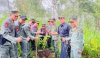 Pengukuhan anggota Masyarakat Mitra Polisi Kehutanan (MMP) yang tergabung dalam Dharma Wana Pala Kesatuan Pengelolaan Hutan (KPH) Bali Timur, Rabu (25/6/2025). Foto: dok/Pemprov Bali
