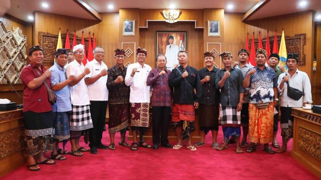 Gubernur Koster saat menerima perwakilan masyarakat Pulau Serangan, Desa Intaran dan Desa Sidakarya, Rabu (4/6/2025). Foto: dok/Pemprov Bali