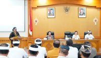 Duta Pengelolaan Sampah Berbasis Sumber Palemahan Kedas (PSBS PADAS), Putri Suastini Koster, saat memberikan arahan dalam sosialisasi, Rabu (25/6/2025). Foto: dok/Pemprov Bali