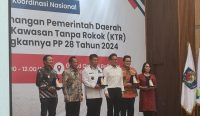 Pemerintah Provinsi Bali menerima penghargaan dari Komite Nasional Pengendalian Tembakau, Kamis (12/06/2025). Foto: dok/Pemprov Bali