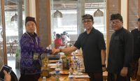 Wali Kota Denpasar I Gusti Ngurah Jaya Negera menerima Wakil Wali Kota Wanning, Yang, di Warung Bendega, Denpasar pada Sabtu (21/6/2025). Foto: dok/Pemkot Denpasar
