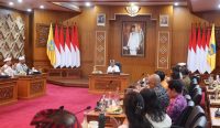 Gubernur Bali Wayan Koster melakukan pertemuan dengan seluruh produsen dan distributor AMDK dalam di Gedung Kertha Sabha, Denpasar, Selasa (10/6/2025). Foto: dok/pribadi