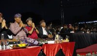 Gubernur Bali Wayan Koster saat menyaksikan Pesta Kesenian Bali (PKB) ke-46 di Panggung Terbuka Ardha Candra, Taman Budaya Bali, Denpasar, Sabtu (29/6/2025) malam. Foto: dok/tim