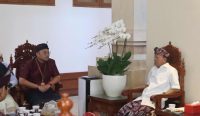 Gubernur Bali Wayan Koster (kanan) saat menerima jajaran Pertamina Patra iNiaga Regional Jatimbalinus di Jayasabha, Denpasar, Minggu (29/6). Dalam pertemuan tersebut, Gubernur meminta investigasi menyeluruh terkait dugaan kerusakan kendaraan akibat penggunaan Pertalite di sejumlah SPBU di Bali. Foto: tim/diksimerdeka.com