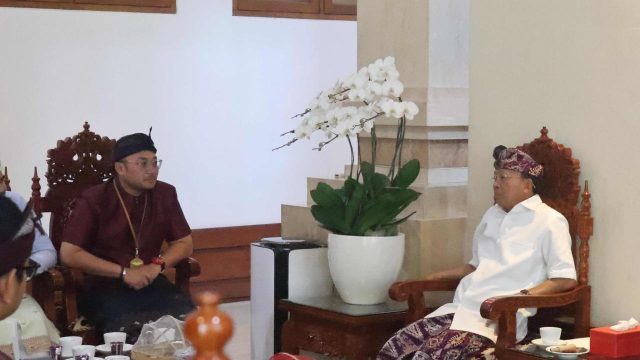 Gubernur Bali Wayan Koster (kanan) saat menerima jajaran Pertamina Patra iNiaga Regional Jatimbalinus di Jayasabha, Denpasar, Minggu (29/6). Dalam pertemuan tersebut, Gubernur meminta investigasi menyeluruh terkait dugaan kerusakan kendaraan akibat penggunaan Pertalite di sejumlah SPBU di Bali. Foto: tim/diksimerdeka.com