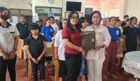 Ketua Tim Pengabdian kepada Masyarakat Fakultas Farmasi Unmas Denpasar, apt.Herleeyana Meriyani, S.Farm., M.Sc., menyerahkan secara simbolis media edukasi audiobook “Cegah Pneumonia dan Diare ” kepada Ketua Yayasan Pendidikan Dria Raba, Ir. Ida Ayu Pradnyani Manthara, disaksikan oleh mahasiswa dan peserta kegiatan, Sabtu (28/6/2025).