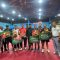 Sekretaris Daerah (Sekda) Kota Denpasar, IB Alit Wiradana saat memberikan hadiah kepada peserta Turnament Tenis Meja serangkian Hari Pajak Tahun 2025, Minggu (13/7/2025). Foto: dok/Pemkot Denpasar