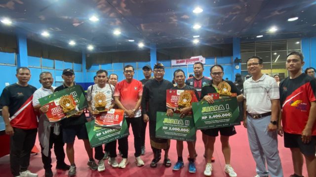 Sekretaris Daerah (Sekda) Kota Denpasar, IB Alit Wiradana saat memberikan hadiah kepada peserta Turnament Tenis Meja serangkian Hari Pajak Tahun 2025, Minggu (13/7/2025). Foto: dok/Pemkot Denpasar