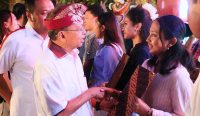 Gubernur Bali, Wayan Koster, berjabat tangan dan memberikan semangat kepada salah satu penerima beasiswa “Satu Keluarga Satu Sarjana” dalam acara pelepasan mahasiswa Gianyar penerima beasiswa, Selasa (9/7/2025). Program ini menjadi tonggak sejarah dalam upaya pemerataan akses pendidikan tinggi di Bali.
