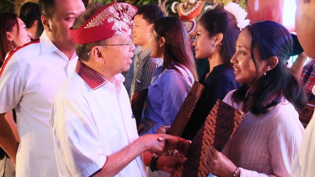 Gubernur Bali, Wayan Koster, berjabat tangan dan memberikan semangat kepada salah satu penerima beasiswa “Satu Keluarga Satu Sarjana” dalam acara pelepasan mahasiswa Gianyar penerima beasiswa, Selasa (9/7/2025). Program ini menjadi tonggak sejarah dalam upaya pemerataan akses pendidikan tinggi di Bali.