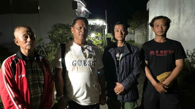 Gede Angastia bersama ahli waris, saat berada di lokasi lahan sengketa yang kini telah berdiri sejumlah bangunan villa, Minggu (21/7/2025) malam. Foto: tim/diksimerdeka.com