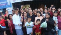 Gubernur Bali Wayan Koster disambut antusias warga saat blusukan ke Pasar Bajera, Kecamatan Selemadeg, Kabupaten Tabanan, Sabtu (19/7).