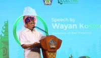Gubernur Bali Wayan Koster menyampaikan sambutan pada jamuan makan malam Periklindo Electric Vehicle Conference (PEVC) 2025 di Gedung Kertha Sabha, Denpasar. Dalam pidatonya, Koster menegaskan komitmen Bali dalam mewujudkan ekonomi hijau dan penggunaan kendaraan listrik berbasis baterai.