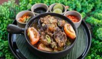 Sajian buntut khas Indonesia yang kaya rempah, disajikan elegan di The Pond Restaurant, Discovery Kartika Plaza Hotel, Kuta – hasil kolaborasi istimewa dengan Hotel Borobudur Jakarta.