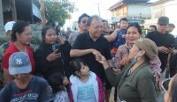 Gubernur Bali Wayan Koster saat menyapa warga Desa Selemadeg. Foto: dok/Pemprov Bali