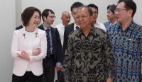 Gubernur Bali Wayan Koster menerima kunjungan kehormatan Wakil Menteri (Wamen) Luar Negeri Jepang, Ms. Akiko Ikuina, di Gedung Kertha Sabha, Jayasabha, Denpasar, pada Rabu (23/7/2025). Foto: dok/Pemprov Bali