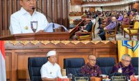 Penyampaian tanggapan Gubernur Bali Wayan Koster atas pandangan umum fraksi-fraksi DPRD Bali atas Rancangan Perubahan APBD 2025. Foto: tim/diksimerdeka.com