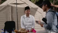 Bupati Jember Muhammad Fawait memberi keterangan kepada awak media di tenda kegiatan Bungadesaku, Minggu (27/7/2025)
