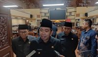 Foto: Bupati Jember Muhammad Fawait memberi keterangan usai penandatanganan Nota Kesepakatan Perubahan KUA-PPAS 2025 bersama DPRD Jember di ruang rapat paripurna, Kamis (17/7/2025).