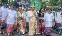 Gubernur Bali Wayan Koster bersama Anak Agung Gde Agung yang mendapatkan gelar sebagai Ida Cokorda Mengwi ke-13 dalam upacara mabhiseka pada, Senin (7/7/2025). Foto: dok/Pemprov Bali