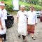 Wakil Wali Kota Denpasar, I Kadek Agus Arya Wibawa (kanan), bersama Gubernur Bali, Wayan Koster (kiri), tiba di Wantilan Pura Samuan Tiga, Bedulu, Gianyar, untuk menghadiri acara Percepatan Pelaksanaan Gerakan Bali Bersih Sampah (GBBS), Kamis (10/7/2025). Keduanya mengenakan busana adat Bali lengkap.
