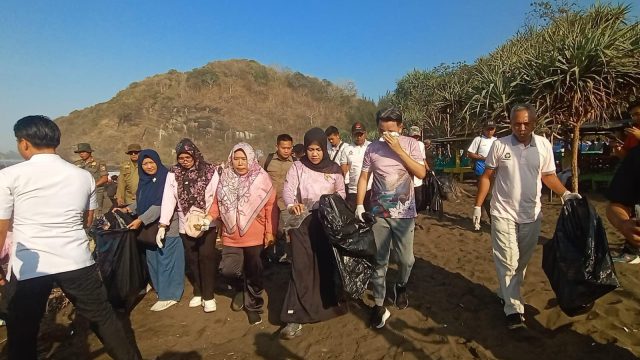 Bupati Jember Muhammad Fawait bersama pelajar dan warga bergotong royong membersihkan Pantai Watu Ulo dalam rangka program Bunga Desaku, Senin (28/7/2025).