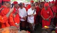 Gubernur Bali Wayan Koster menghadiri Gelar Agung Pasikian Maha Semaya Warga Pande Provinsi Bali/Pusat di Liga Bali Denpasar, pada Minggu (13/7/2025). Foto: dok/Pemprov Bali