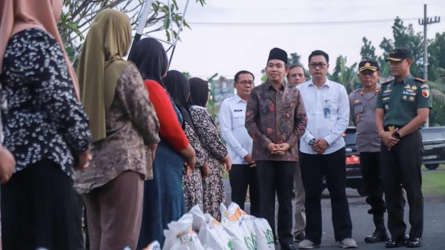 Foto: Penyaluran beras berlangsung di Kantor Perum BULOG Mangli, Kecamatan Kaliwates, Senin (21/7/2025)